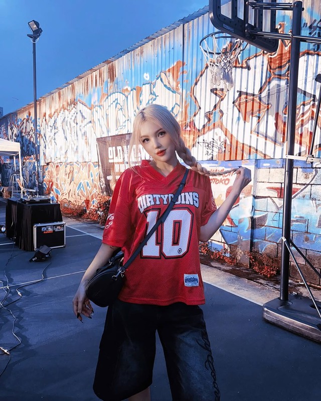 Phong cách ấn tượng với áo thun oversized 5 Phong cách ấn tượng hàng ngày với áo thun oversize và quần - Ảnh 5.