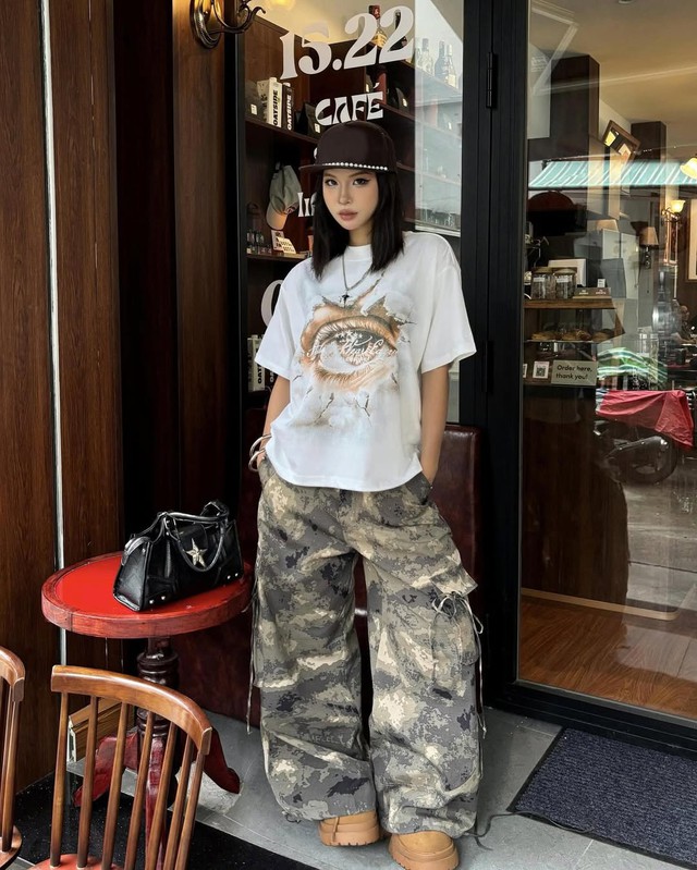 Phong cách ấn tượng với áo thun oversized 7 Phong cách ấn tượng hàng ngày với áo thun oversize và quần - Ảnh 7.