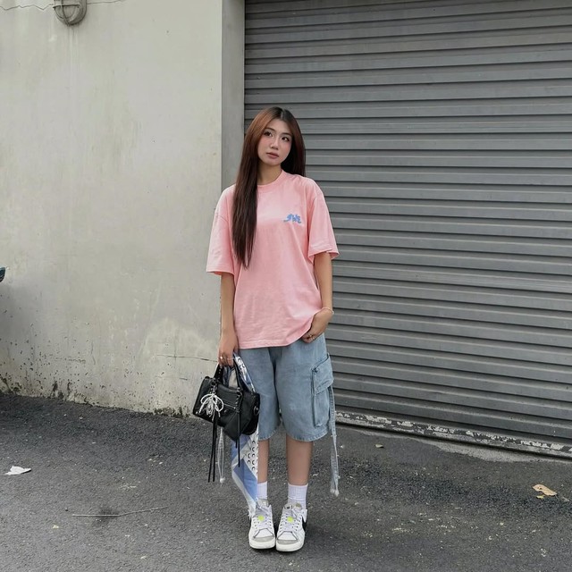 Phong cách ấn tượng với áo thun oversized 6 Phong cách ấn tượng hàng ngày với áo thun oversize và quần - Ảnh 6.