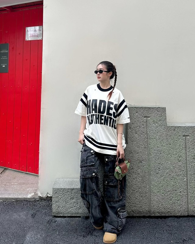 Phong cách ấn tượng với áo thun oversized 8 Phong cách ấn tượng hàng ngày với áo thun oversize và quần - Ảnh 8.