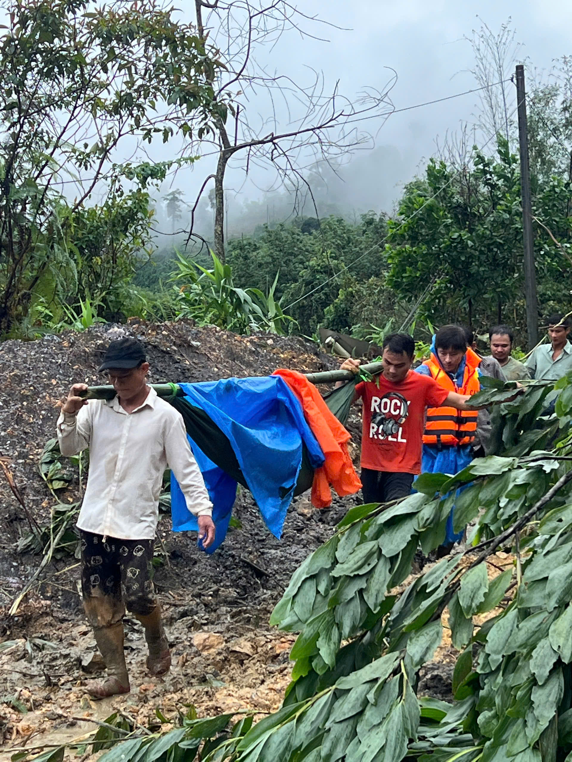 VIDEO: Hành trình kịch tính như phim, xuyên đêm cứu 3 người ở Đà Nẵng - Ảnh 2.