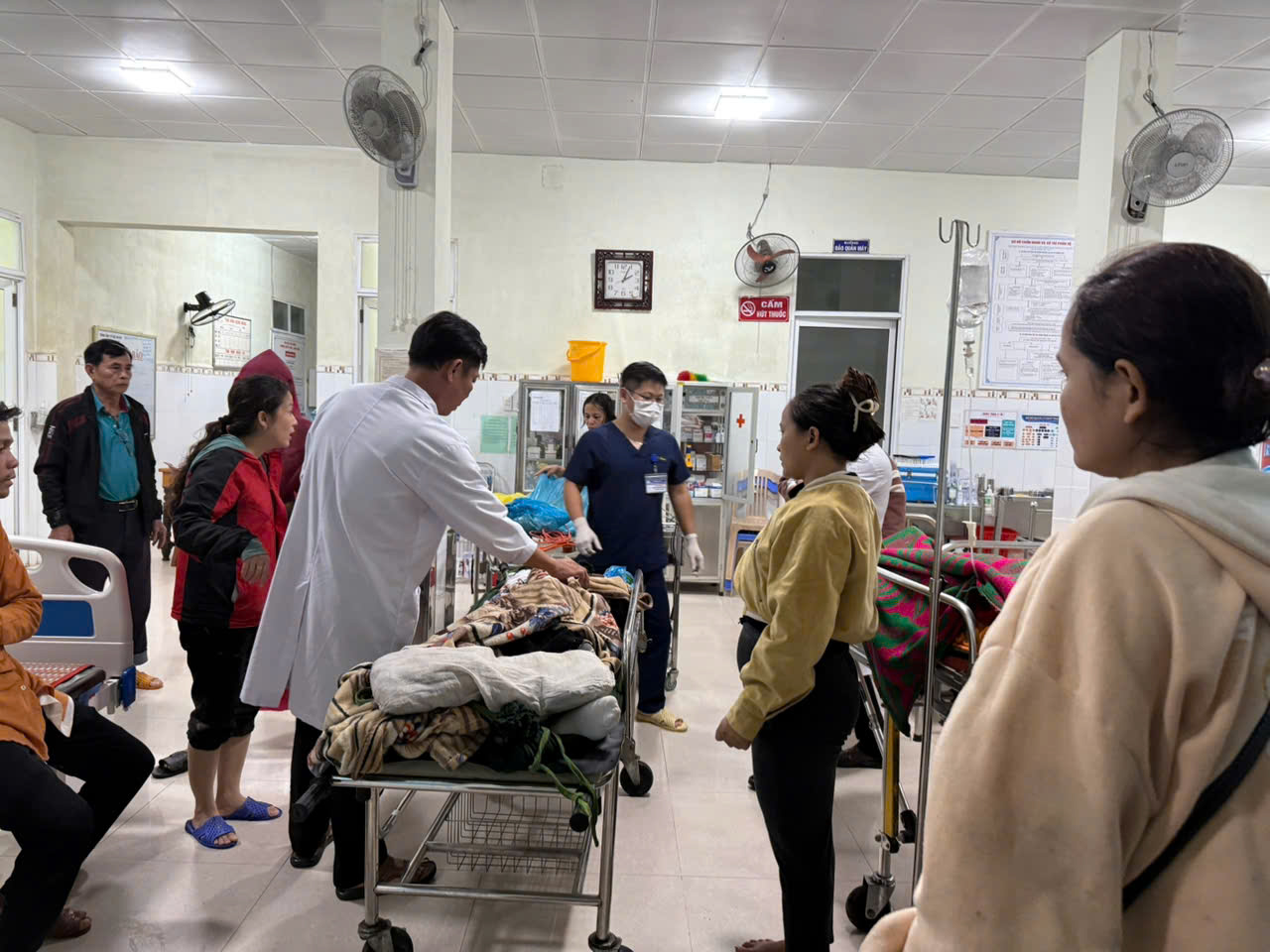 VIDEO: Hành trình kịch tính như phim, xuyên đêm cứu 3 người ở Đà Nẵng - Ảnh 3.