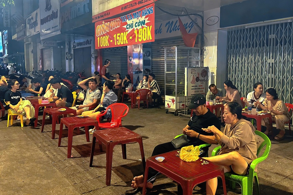 Quán cơm tấm ma ở TPHCM chỉ mở lúc đêm khuya, khách xếp hàng thưởng thức - 3