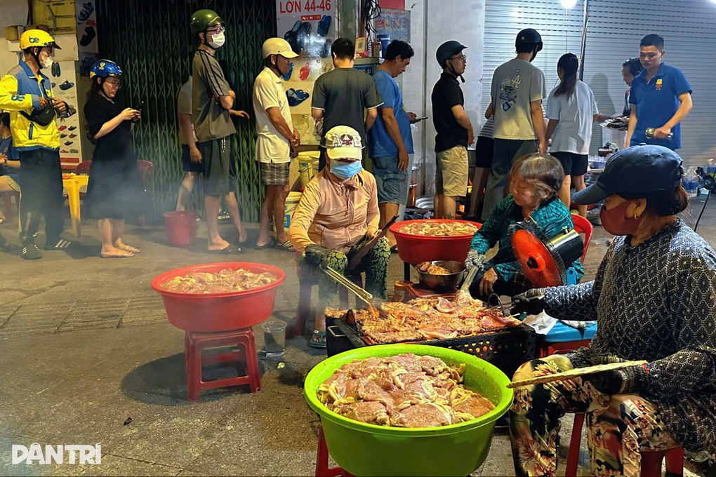 Quán cơm tấm ma ở TPHCM chỉ mở lúc đêm khuya, khách xếp hàng thưởng thức - 4
