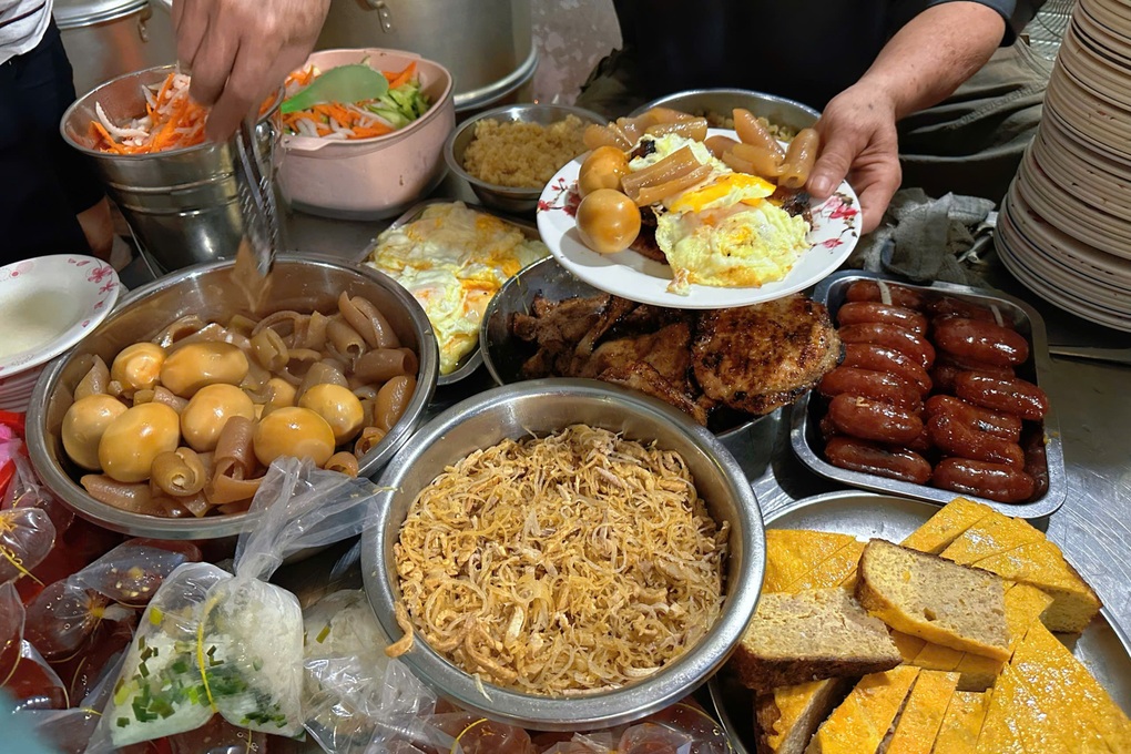 Quán cơm tấm ma ở TPHCM chỉ mở lúc đêm khuya, khách xếp hàng thưởng thức - 5