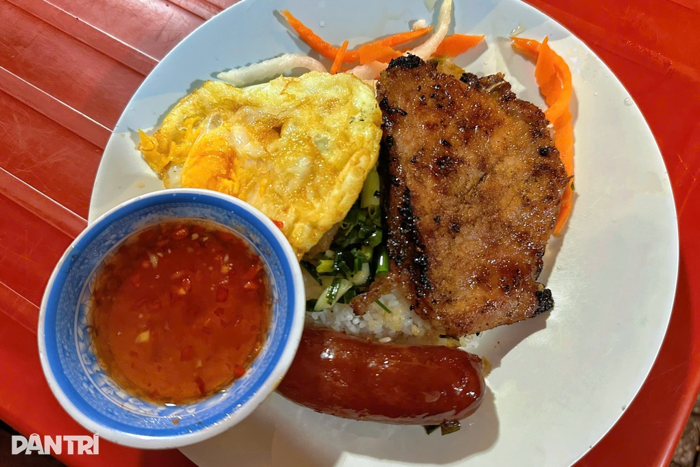 Quán cơm tấm ma ở TPHCM chỉ mở lúc đêm khuya, khách xếp hàng thưởng thức - 6