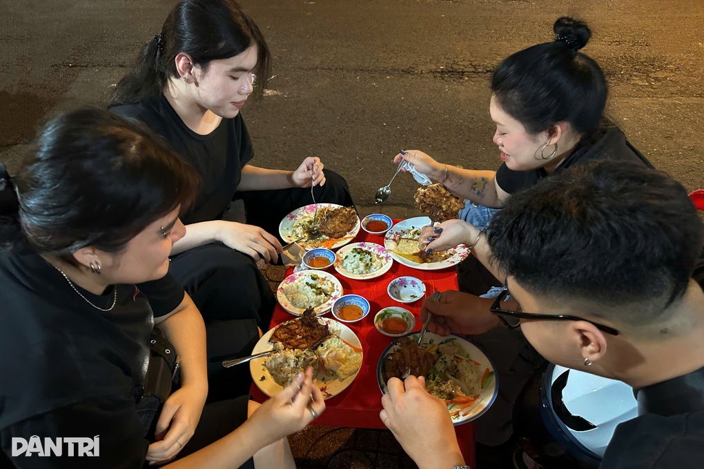 Quán cơm tấm ma ở TPHCM chỉ mở lúc đêm khuya, khách xếp hàng thưởng thức - 7