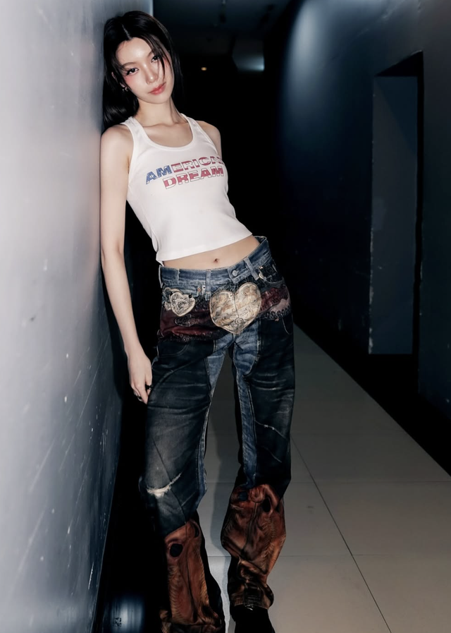 Áo tank top luôn được xem là món đồ 'dễ ghi điểm' 3 Áo tank top luôn được xem là món đồ 'dễ ghi điểm' - Ảnh 3.