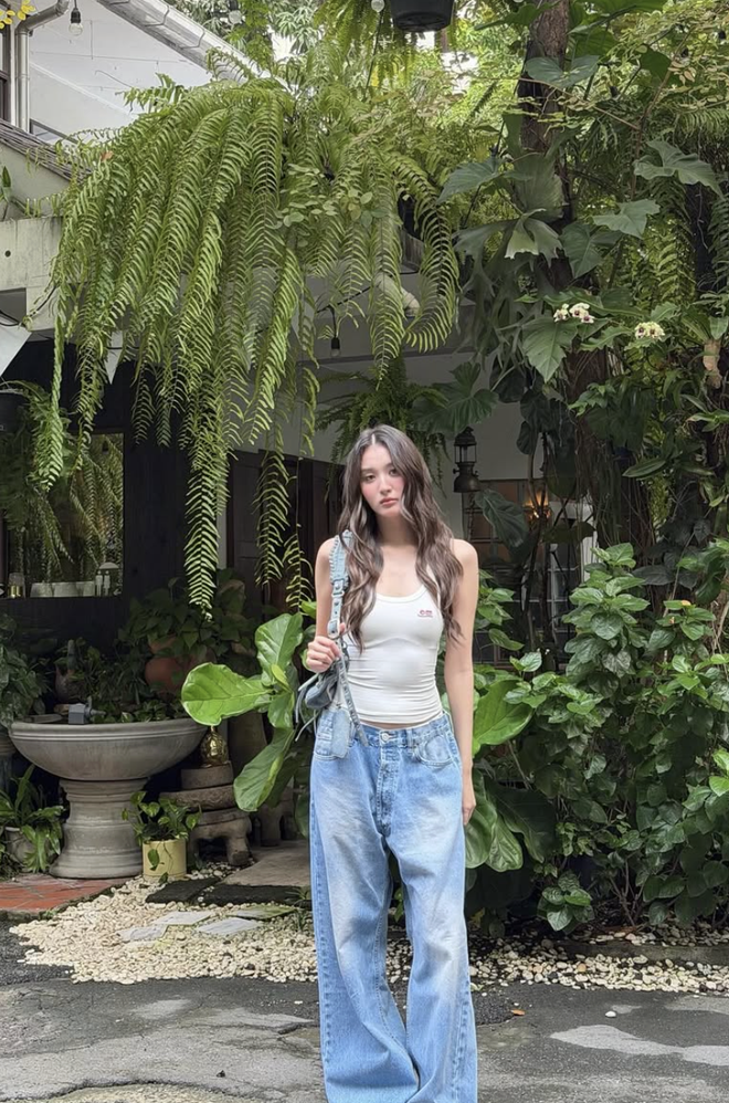 Áo tank top luôn được xem là món đồ 'dễ ghi điểm' 4 Áo tank top luôn được xem là món đồ 'dễ ghi điểm' - Ảnh 4.