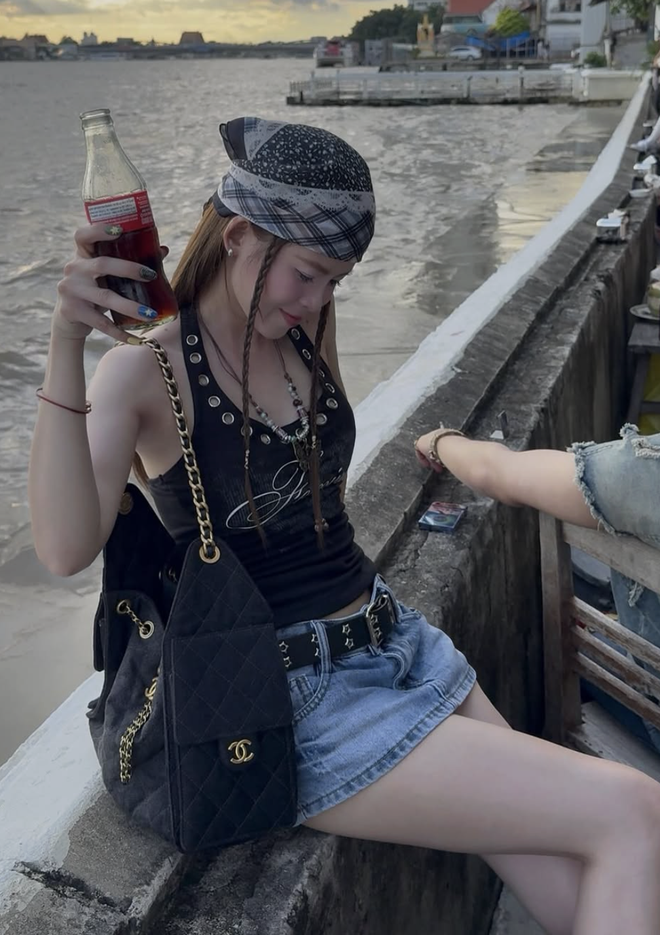 Áo tank top luôn được xem là món đồ 'dễ ghi điểm' 6 Áo tank top luôn được xem là món đồ 'dễ ghi điểm' - Ảnh 6.