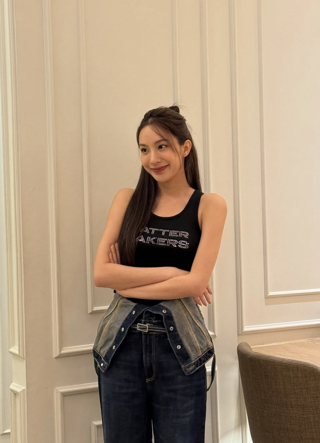 Áo tank top luôn được xem là món đồ 'dễ ghi điểm' 8 Áo tank top luôn được xem là món đồ 'dễ ghi điểm' - Ảnh 8.