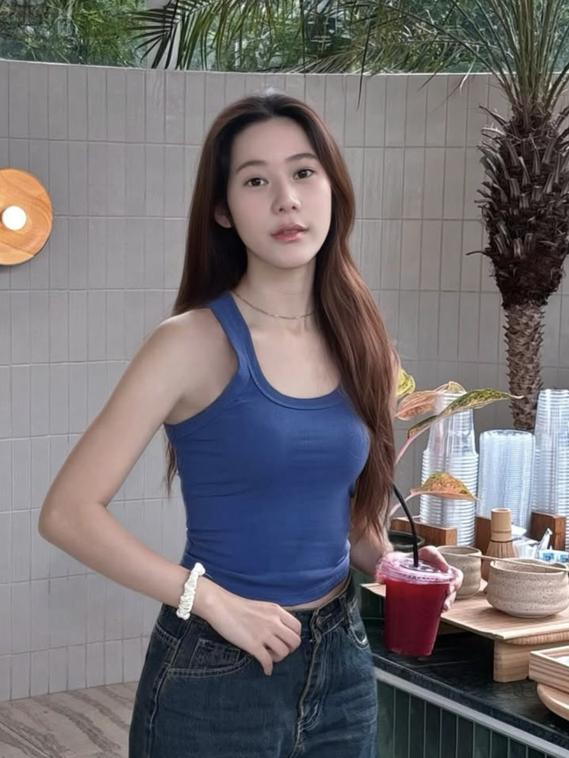 Áo tank top luôn được xem là món đồ 'dễ ghi điểm' 9 Áo tank top luôn được xem là món đồ 'dễ ghi điểm' - Ảnh 9.