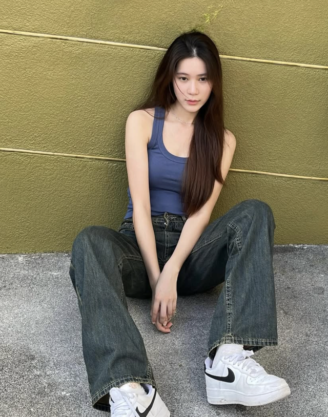 Áo tank top luôn được xem là món đồ 'dễ ghi điểm' 10 Áo tank top luôn được xem là món đồ 'dễ ghi điểm' - Ảnh 10.