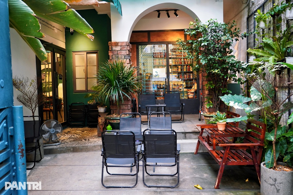 Quán cà phê toàn món độc lạ, chủ gây sốt khi trả tiền cho người đọc sách - 3