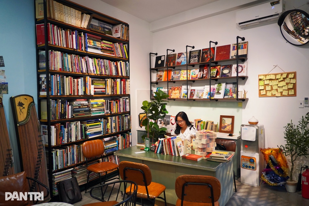 Quán cà phê toàn món độc lạ, chủ gây sốt khi trả tiền cho người đọc sách - 2