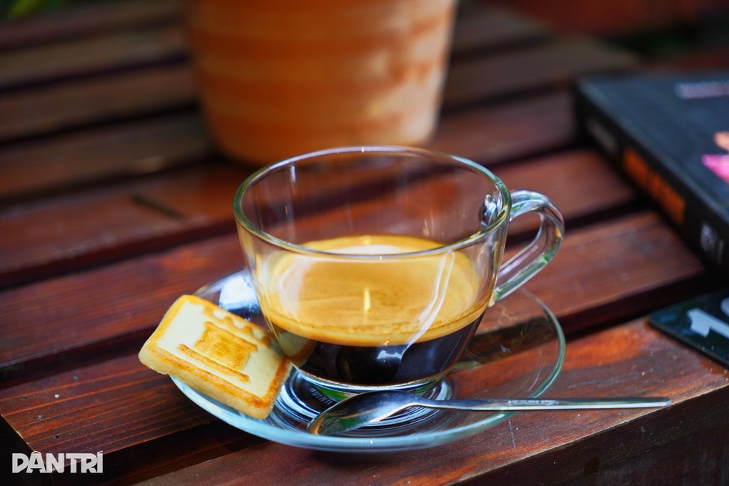 Quán cà phê toàn món độc lạ, chủ gây sốt khi trả tiền cho người đọc sách - 4