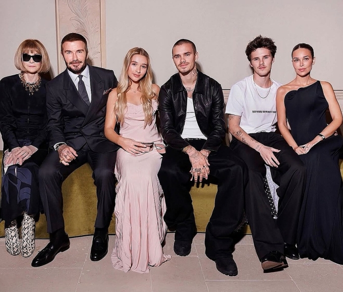 Jackie Apostel (ngoài cùng bên phải) chụp ảnh cùng gia đình Beckham và bà trùm thời trang Anna Wintour trong show thời trang của Victoria Beckham.