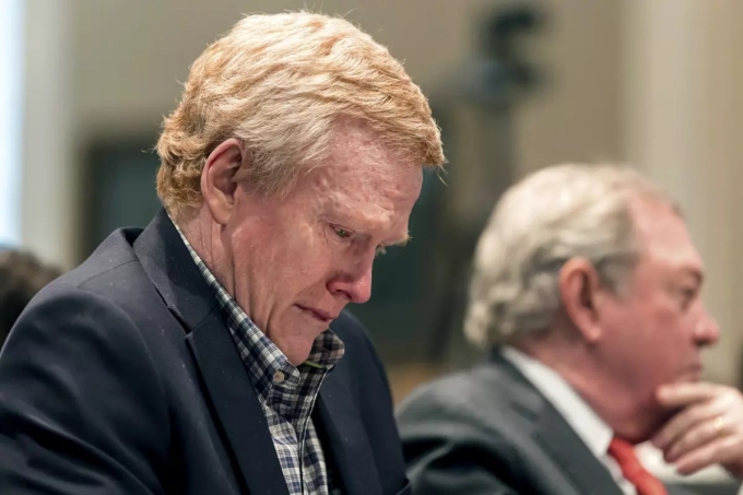 Alex Murdaugh khóc trên phiên tòa xét xử tội giết vợ con ở Walterboro, South Carolina. Ảnh: Pool