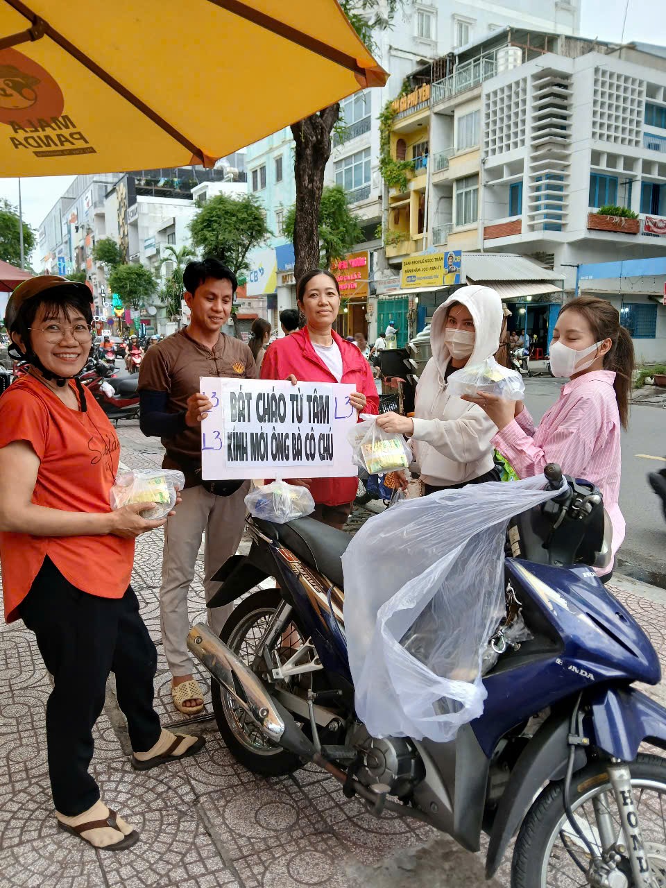 Chàng trai tật nguyền bán đậu hũ kiếm tiền phát cháo cho người nghèo - Ảnh 3.