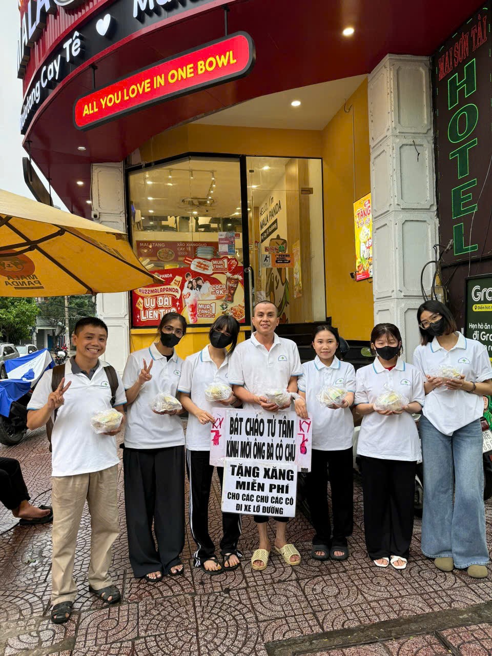 Chàng trai tật nguyền bán đậu hũ kiếm tiền phát cháo cho người nghèo - Ảnh 2.