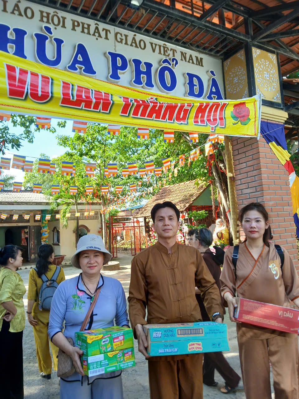 Chàng trai tật nguyền bán đậu hũ kiếm tiền phát cháo cho người nghèo - Ảnh 4.