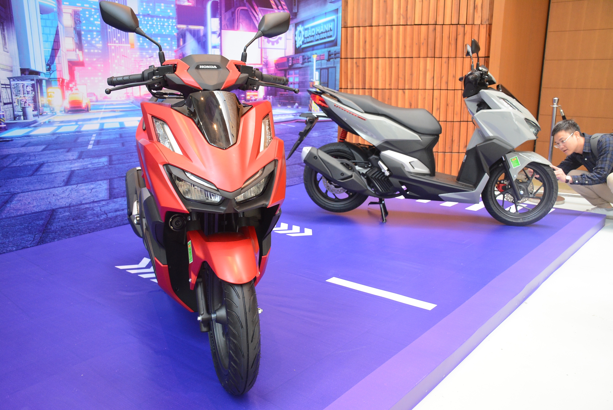 Ồ ạt ưu đãi giảm giá, xe máy xăng vẫn bán chậm hơn xe điện - Ảnh 2.