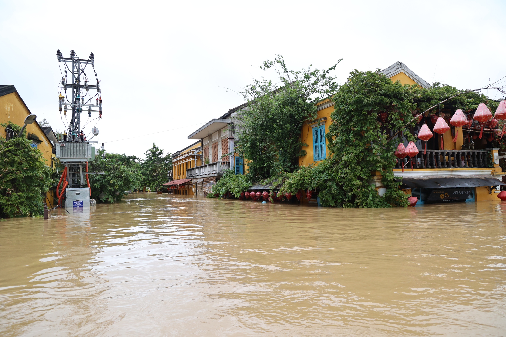 EVNCPC họp khẩn chỉ đạo khắc phục hậu quả mưa lũ, đảm bảo an toàn điện cho người dân - Ảnh 2.
