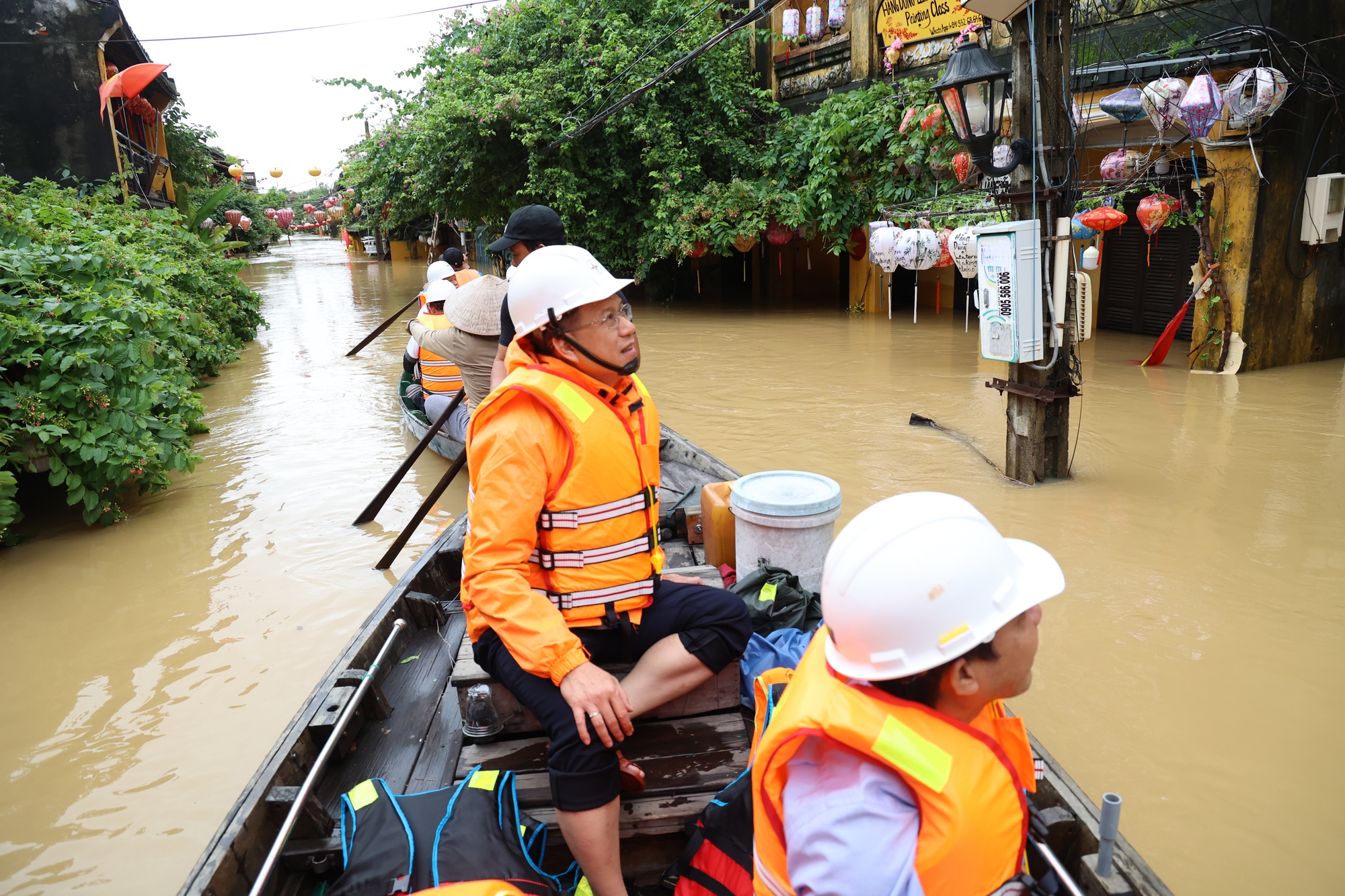 EVNCPC họp khẩn chỉ đạo khắc phục hậu quả mưa lũ, đảm bảo an toàn điện cho người dân - Ảnh 3.