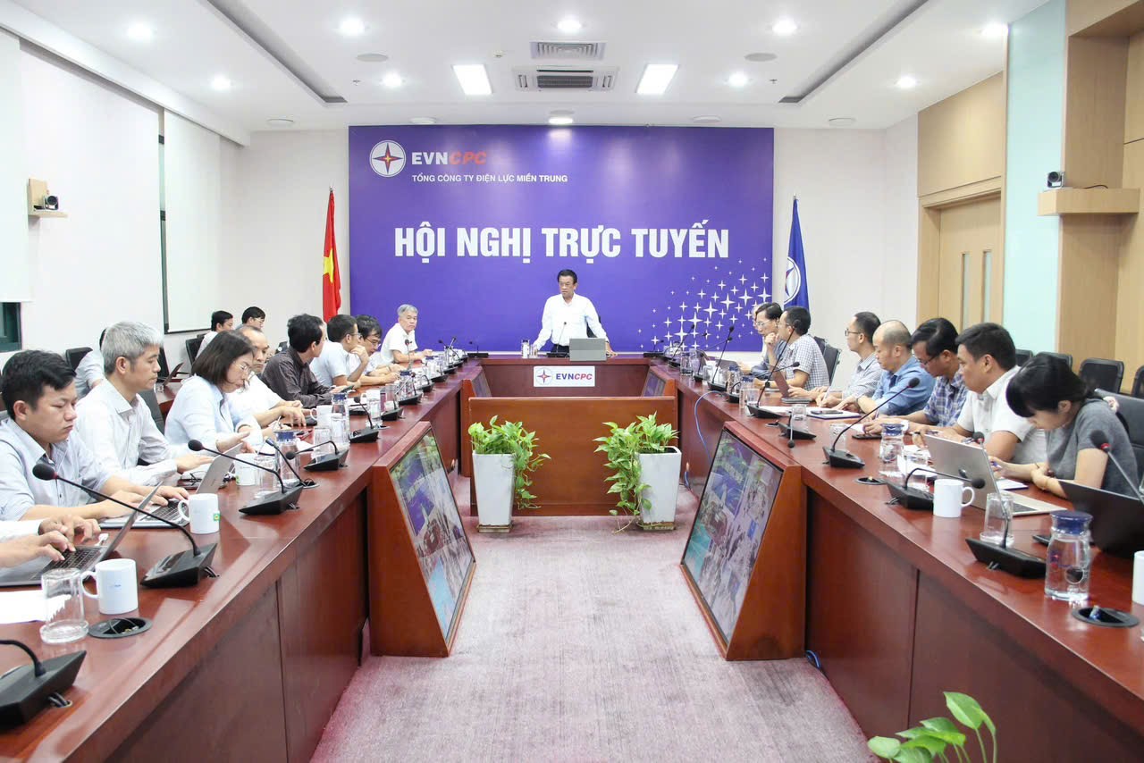 EVNCPC họp khẩn chỉ đạo khắc phục hậu quả mưa lũ, đảm bảo an toàn điện cho người dân - Ảnh 4.