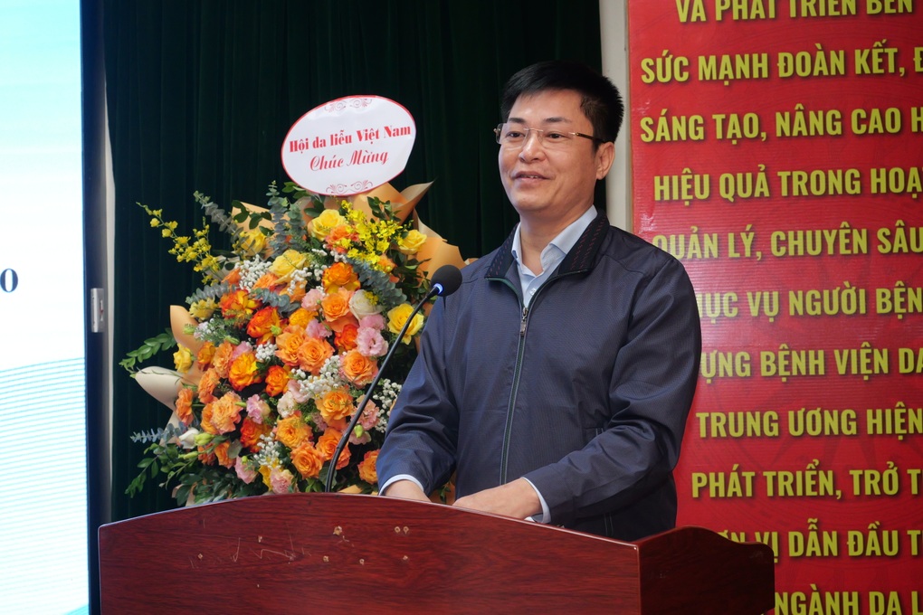 Tự điều trị bệnh da, người đàn ông nằm cáng vì tổn thương khớp nghiêm trọng - 2