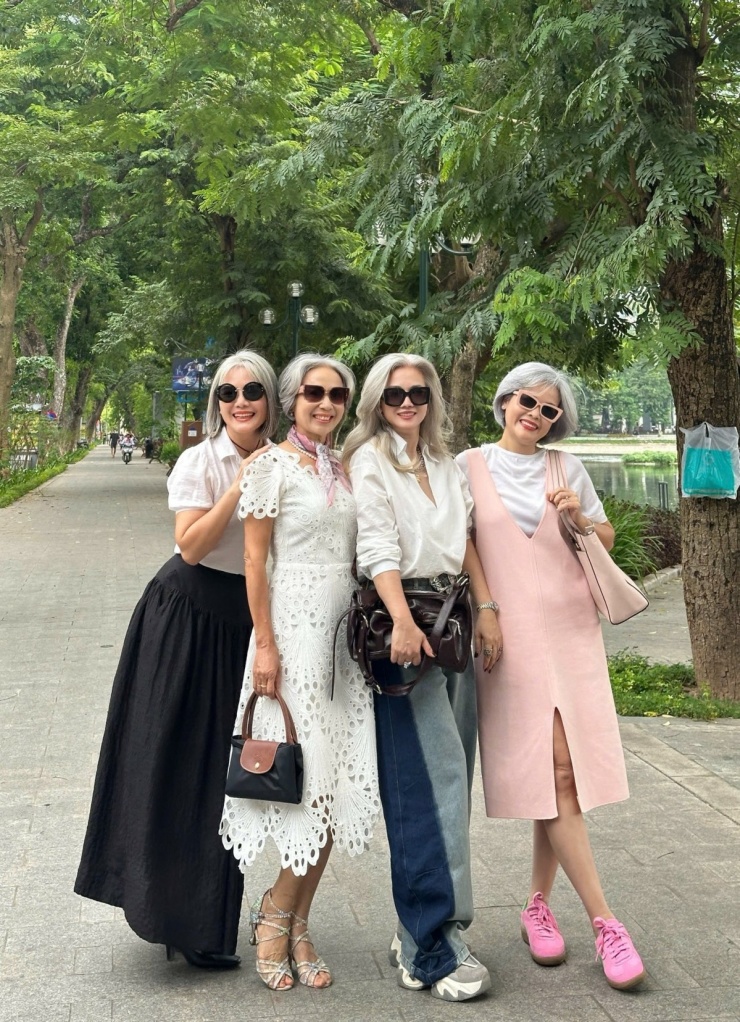 Hội chị em U70 lấp lánh mái tóc bạc 3 Đoạn video hút hàng nghìn lượt like và tương tác của các thành viên Tóc bạc đẹp tự nhiên - Lấp lánh hội.