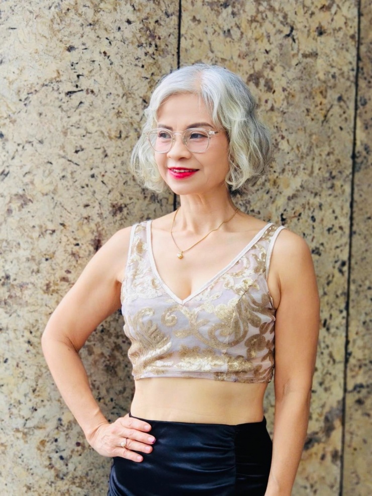 Hội chị em U70 lấp lánh mái tóc bạc 5 Hội chị em U70 'lấp lánh mái tóc bạc' - 4