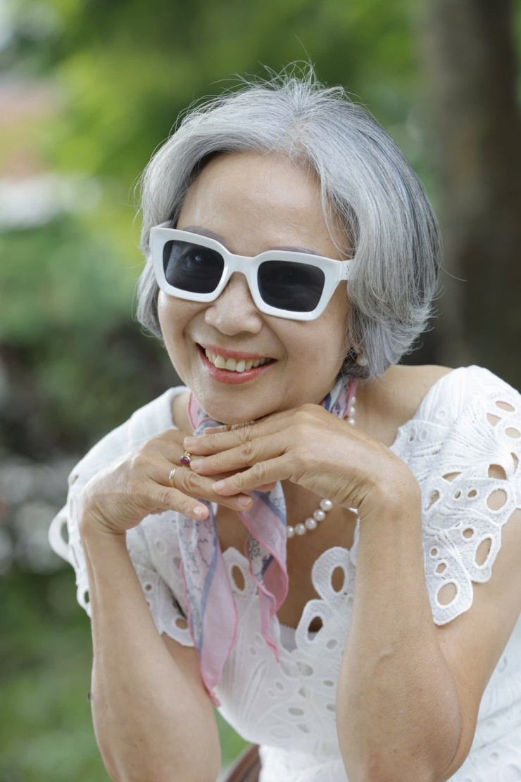 Hội chị em U70 lấp lánh mái tóc bạc 7 Hội chị em U70 'lấp lánh mái tóc bạc' - 6