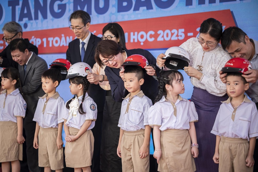 Honda Việt Nam trao 1,8 triệu mũ bảo hiểm cho học sinh lớp một trên toàn quốc - 2