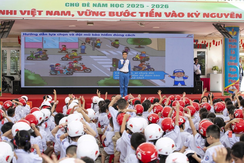 Honda Việt Nam trao 1,8 triệu mũ bảo hiểm cho học sinh lớp một trên toàn quốc - 4