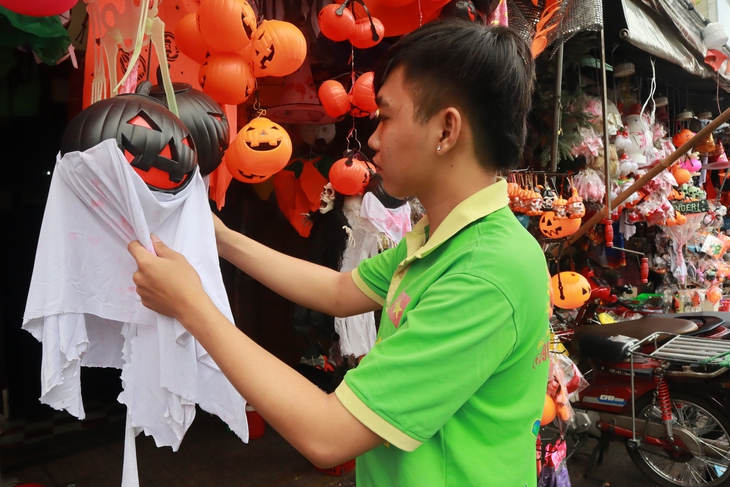 'Phố hàng mã' tại TP.HCM vắng lặng mùa Halloween, vì sao? 7 Halloween - Ảnh 7.
