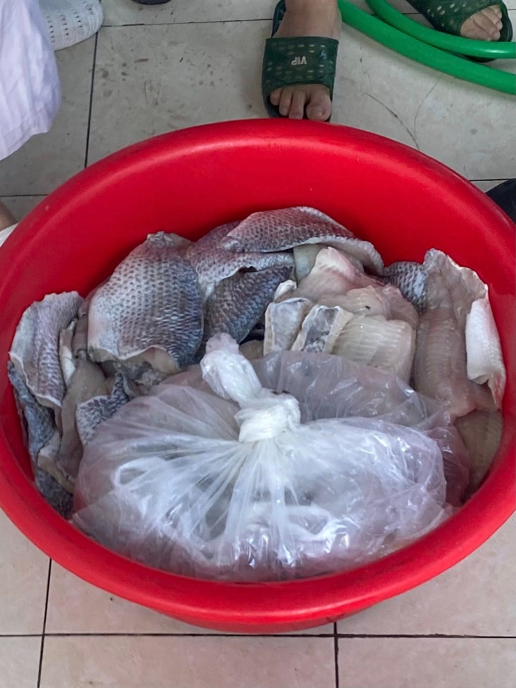 Xôn xao bếp ăn học sinh tiểu học ở Hà Nội nhập cá ươn, thịt bốc mùi - 2