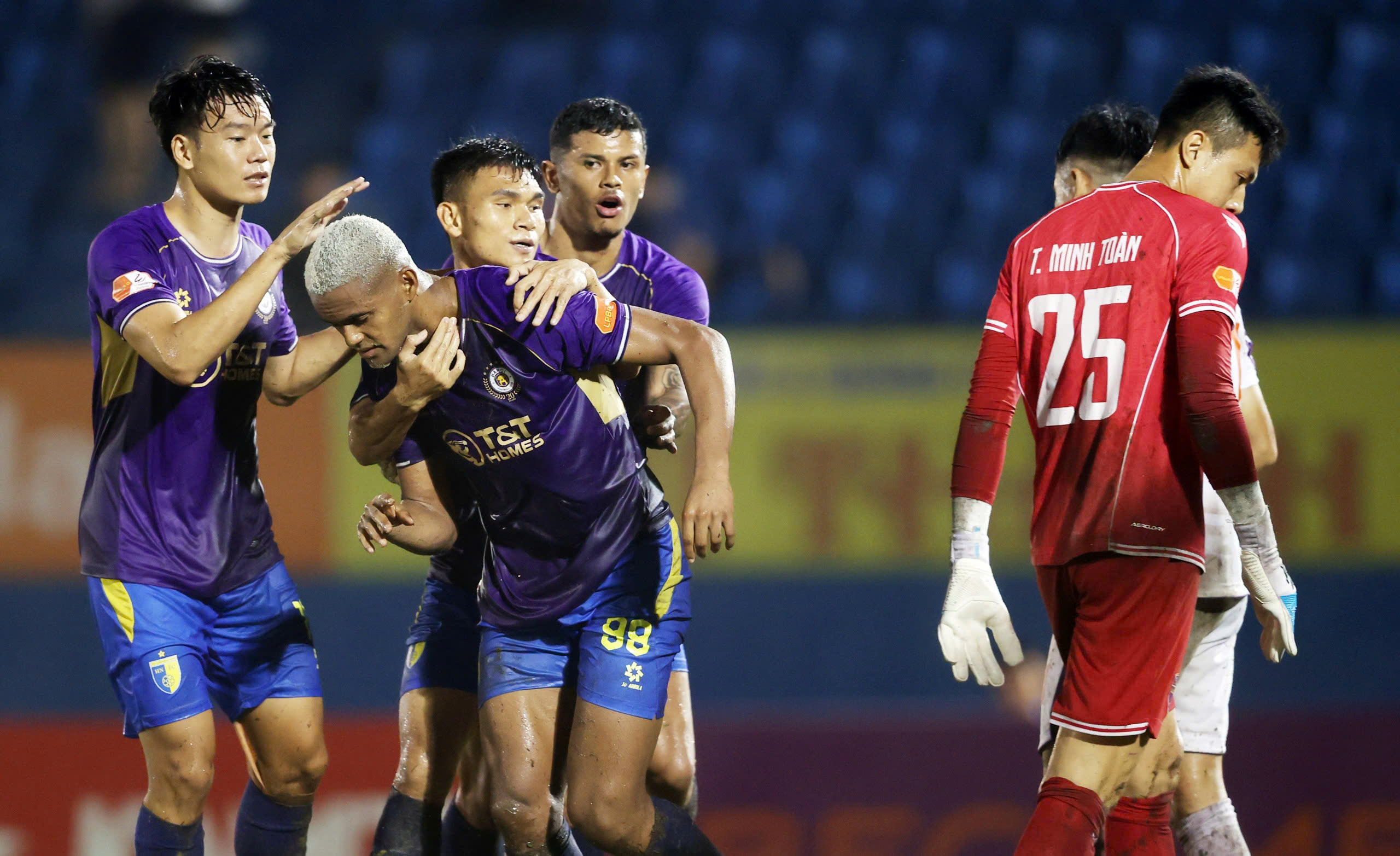 Đỗ Hoàng Hên ghi bàn giúp HLV Harry Kewell cùng Hà Nội thắng ngược nghẹt thở: ‘Tôi rất hạnh phúc’- Ảnh 4. Đỗ Hoàng Hên ghi bàn giúp HLV Harry Kewell cùng Hà Nội thắng ngược nghẹt thở: ‘Tôi rất hạnh phúc’- Ảnh 4.