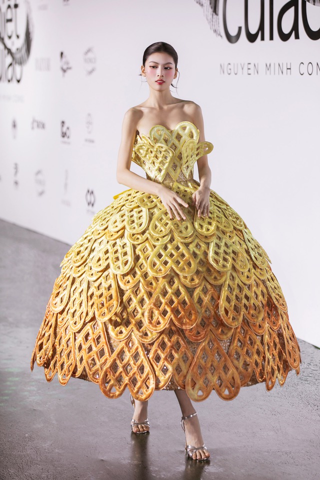 Phương Mỹ Chi, Lương Thùy Linh nổi bật tại sàn diễn 'Miệt cù lao'- Ảnh 6. Phương Mỹ Chi, Lương Thùy Linh nổi bật tại sàn diễn 'Miệt cù lao'- Ảnh 6.