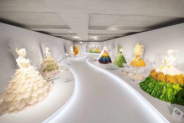 Phương Mỹ Chi, Lương Thùy Linh nổi bật tại sàn diễn 'Miệt cù lao'- Ảnh 10. Phương Mỹ Chi, Lương Thùy Linh nổi bật tại sàn diễn 'Miệt cù lao'- Ảnh 10.