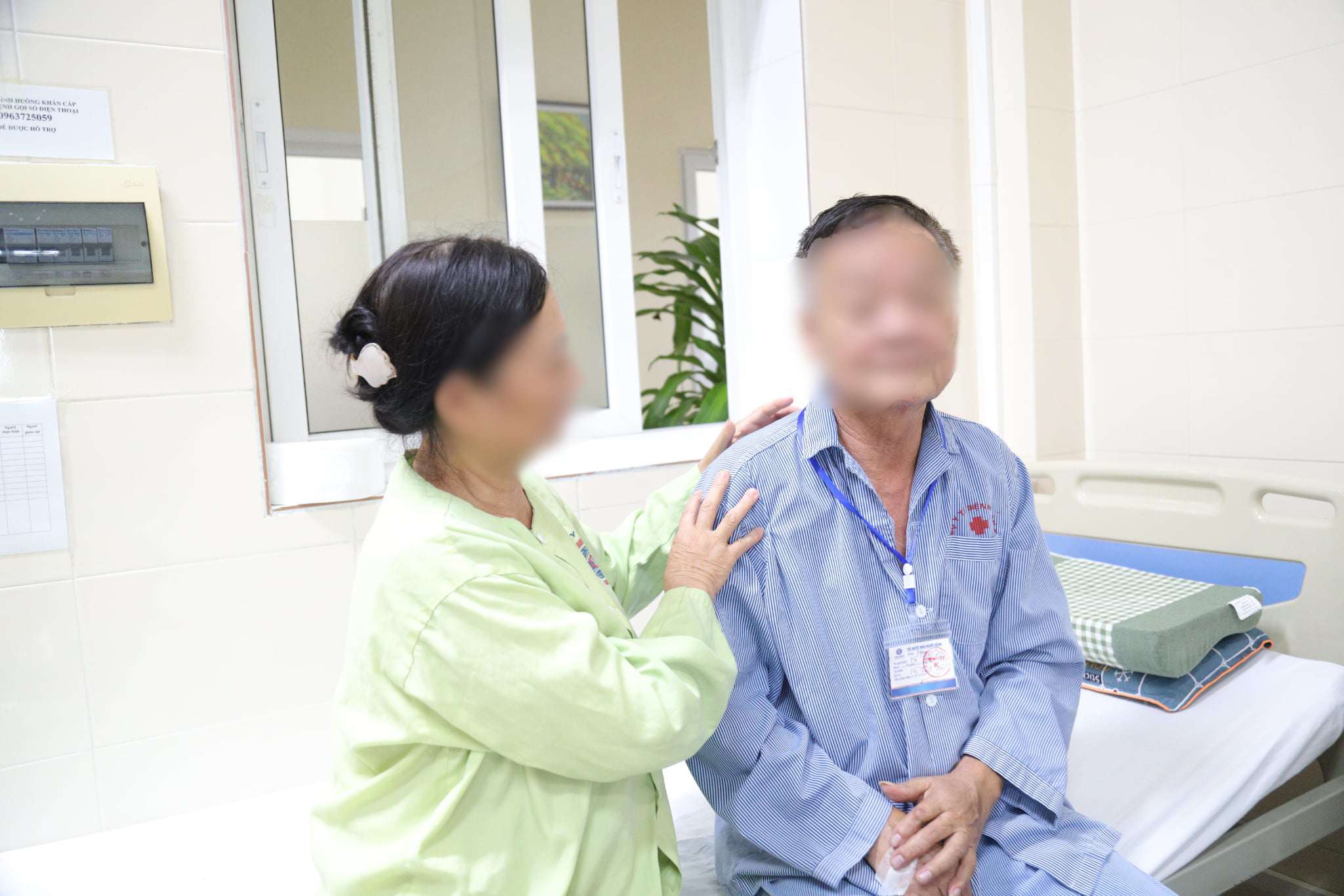 Ông H. cho biết, ông có thói quen hút thuốc lá suốt mấy chục năm. 