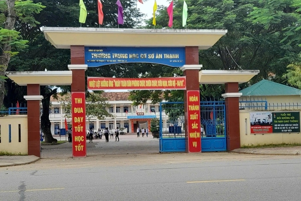 Vụ bắt học sinh dừng học đi dọn rác: Thầy hay phụ huynh thiếu chuẩn? - 2