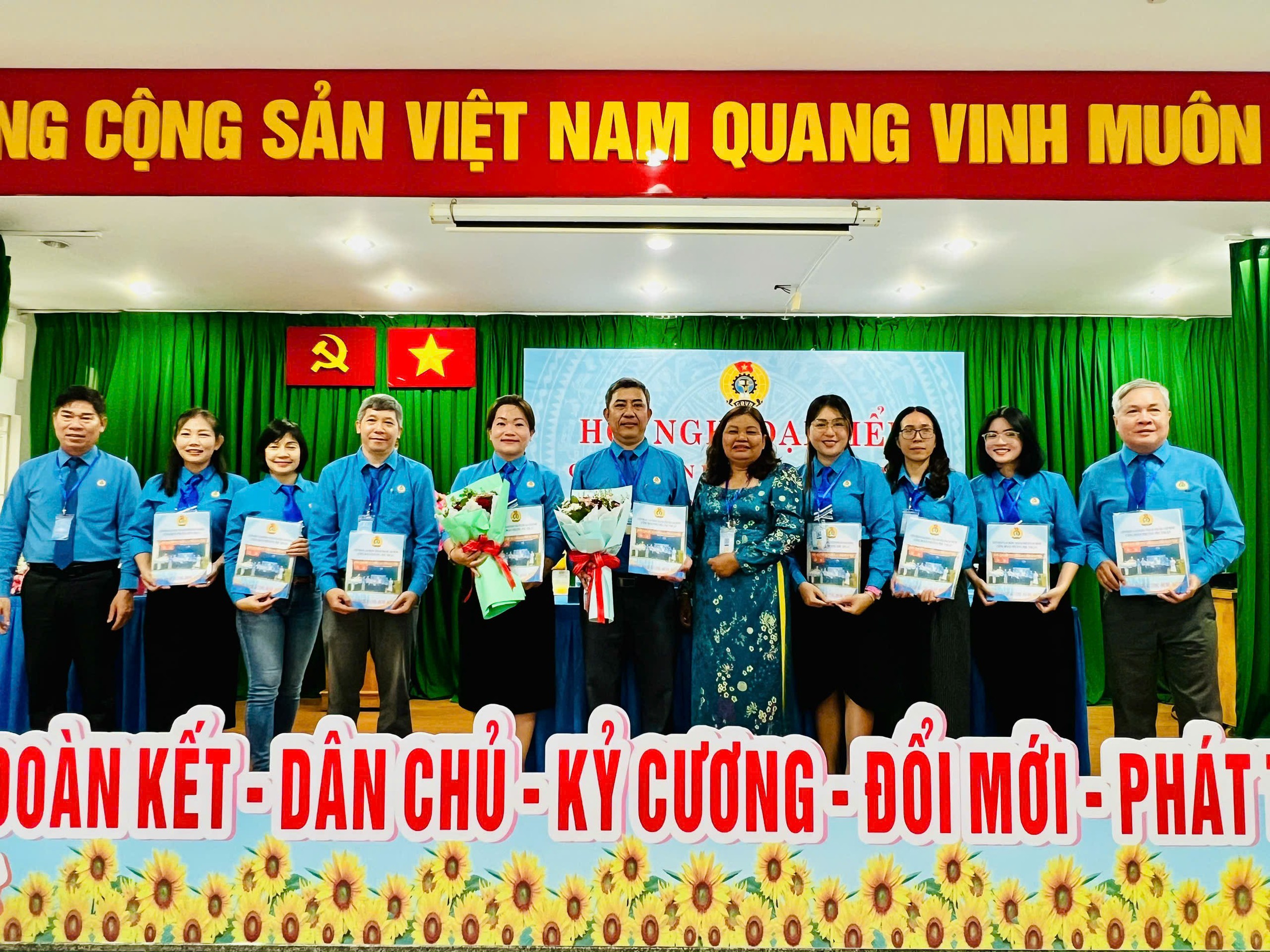 Đổi mới hoạt động để bảo vệ, chăm lo tốt hơn cho đoàn viên 7 Đổi mới hoạt động để bảo vệ, chăm lo tốt hơn cho đoàn viên - lao động - Ảnh 7.