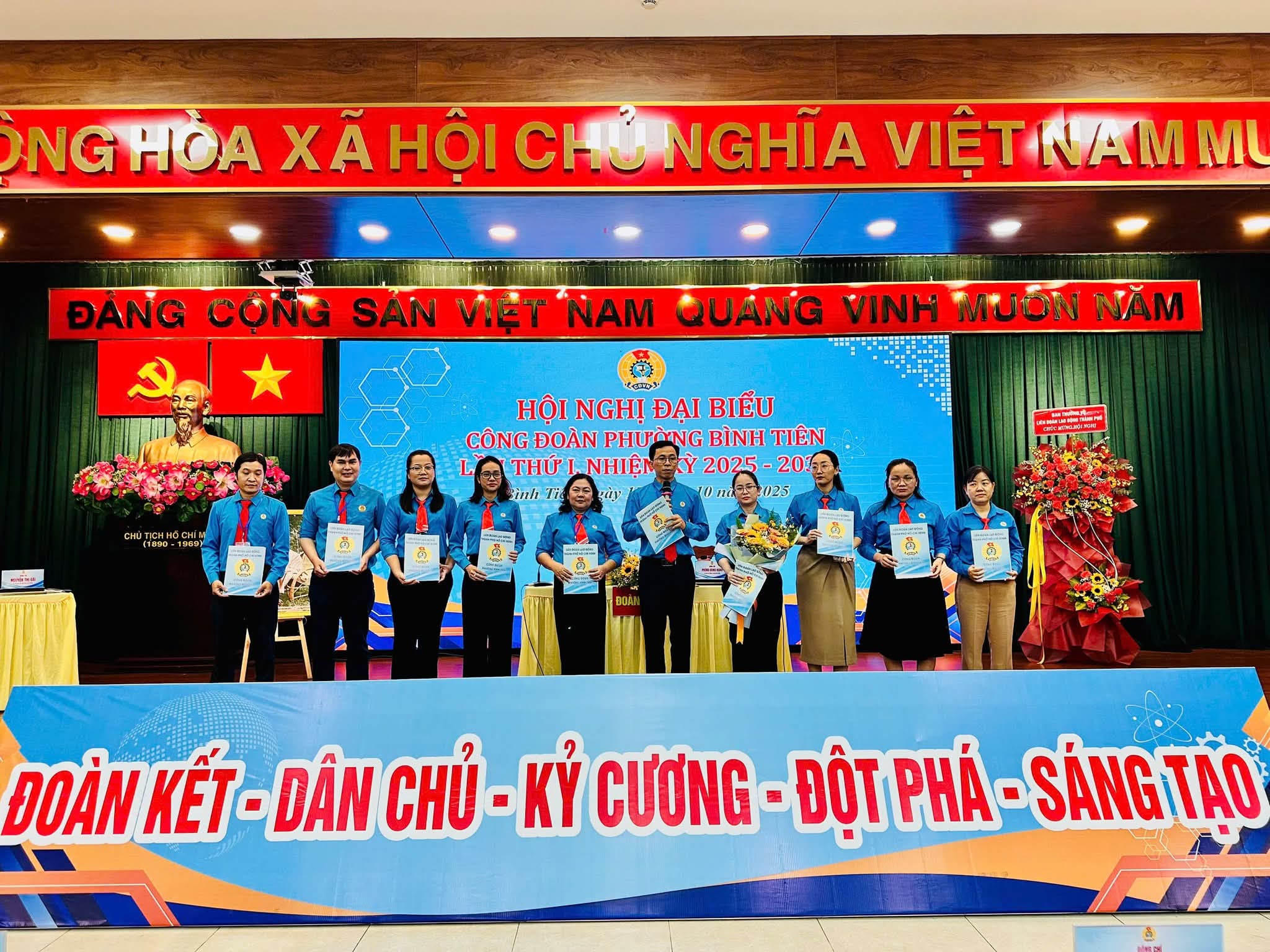 Đổi mới hoạt động để bảo vệ, chăm lo tốt hơn cho đoàn viên 9 Đổi mới hoạt động để bảo vệ, chăm lo tốt hơn cho đoàn viên - lao động - Ảnh 9.