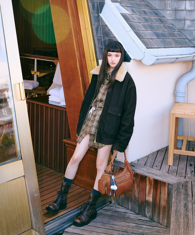 Áo khoác, điểm nhấn sành điệu gây chú ý từ phong cách đường phố 2 Làm chủ phong cách đường phố với cách diện áo khoác sành điệu này - Ảnh 2.