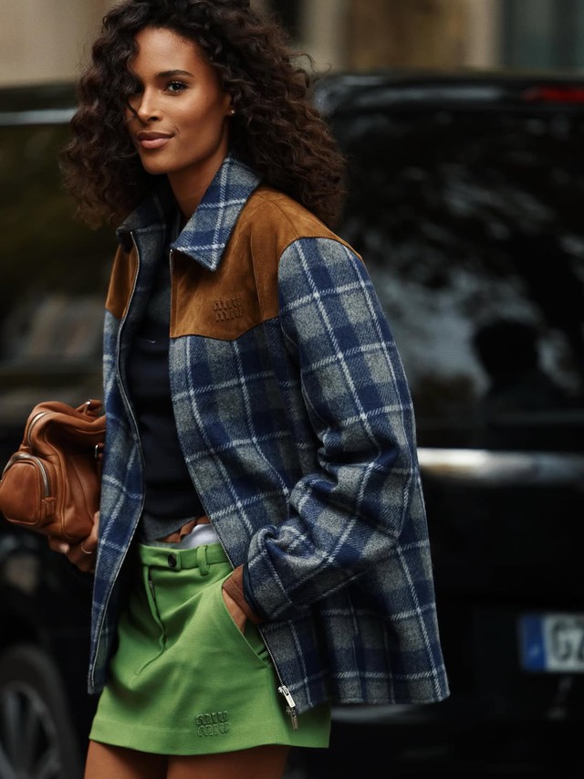 Áo khoác, điểm nhấn sành điệu gây chú ý từ phong cách đường phố 4 Làm chủ phong cách đường phố với cách diện áo khoác sành điệu này - Ảnh 4.