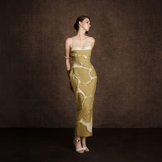 Đầm dự tiệc đơn sắc, ấn tượng ngay từ cái nhìn đầu tiên - Ảnh 2.