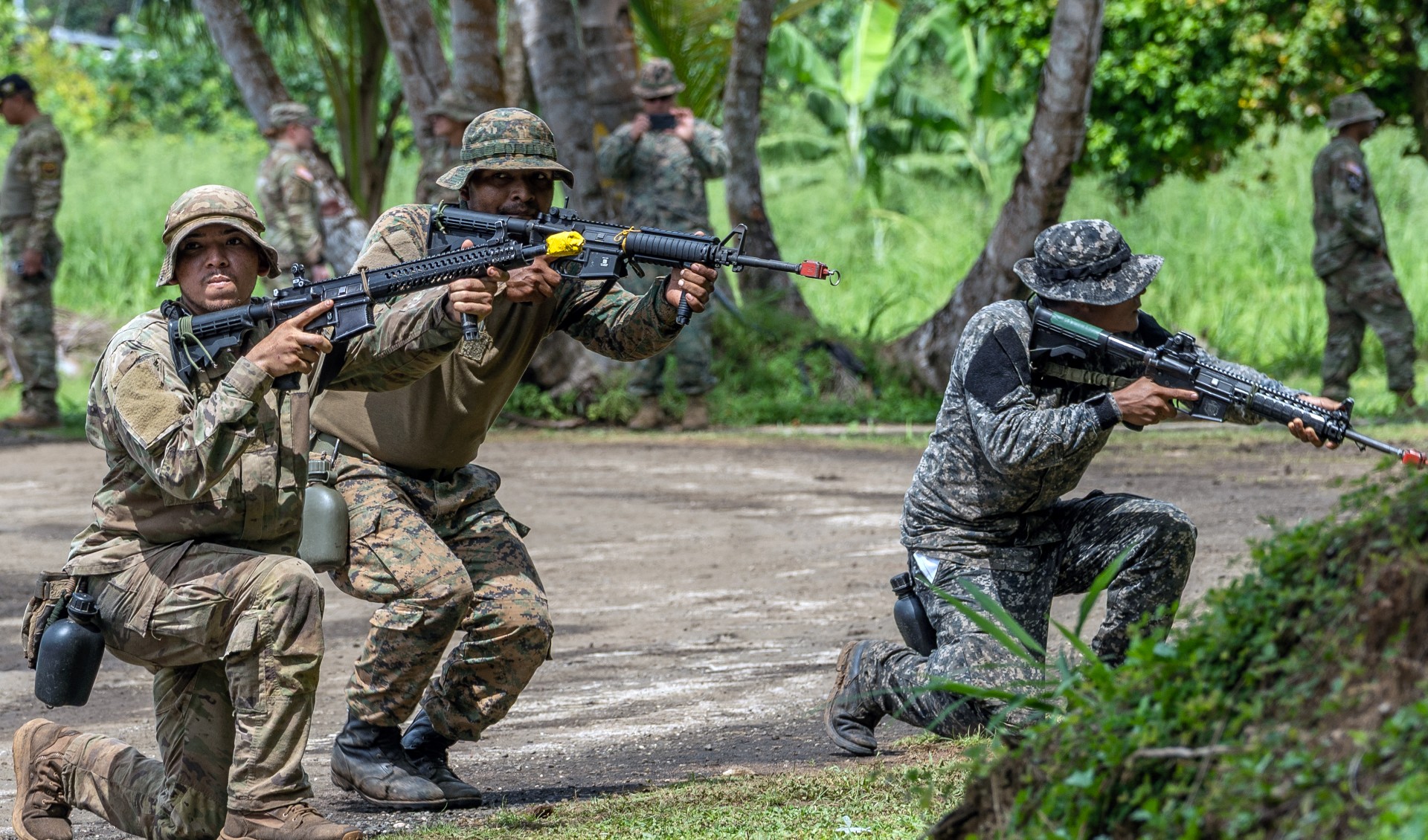 Quân đội Mỹ tập trận sinh tồn trong rừng Panama giữa căng thẳng với Venezuela - Ảnh 3. Quân đội Mỹ tập trận sinh tồn trong rừng Panama giữa căng thẳng với Venezuela - Ảnh 3.