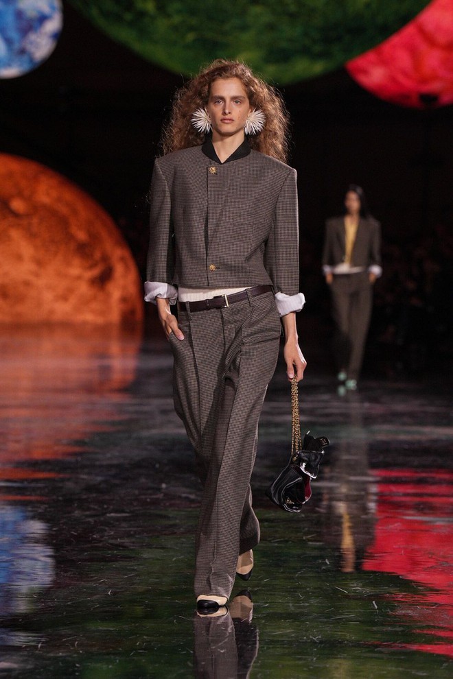 Sở hữu vẻ thần thái đắt giá nhất với phong cách hiện đại sang trọng - Ảnh 2.