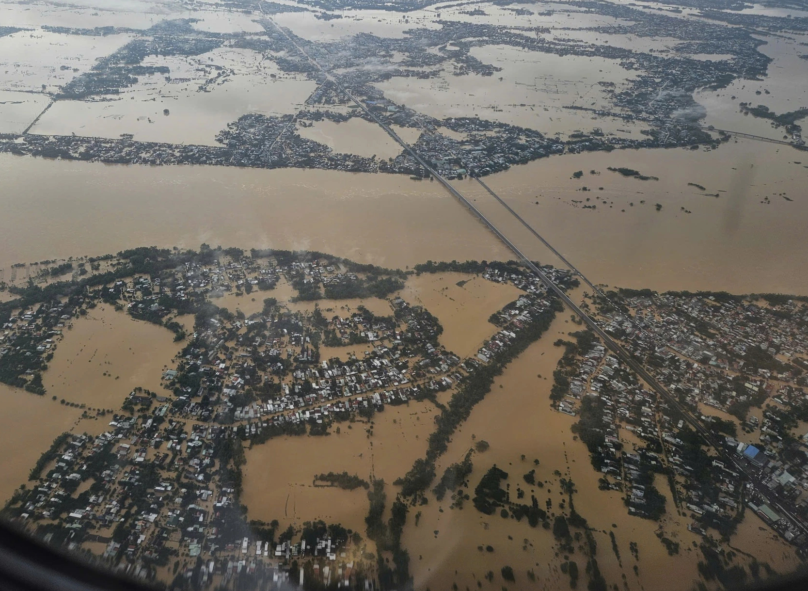 'Đại hồng thủy' trên sông Thu Bồn vượt lũ lịch sử năm Thìn 1964 là 0,14 m- Ảnh 3. 'Đại hồng thủy' trên sông Thu Bồn vượt lũ lịch sử năm Thìn 1964 là 0,14 m- Ảnh 3.